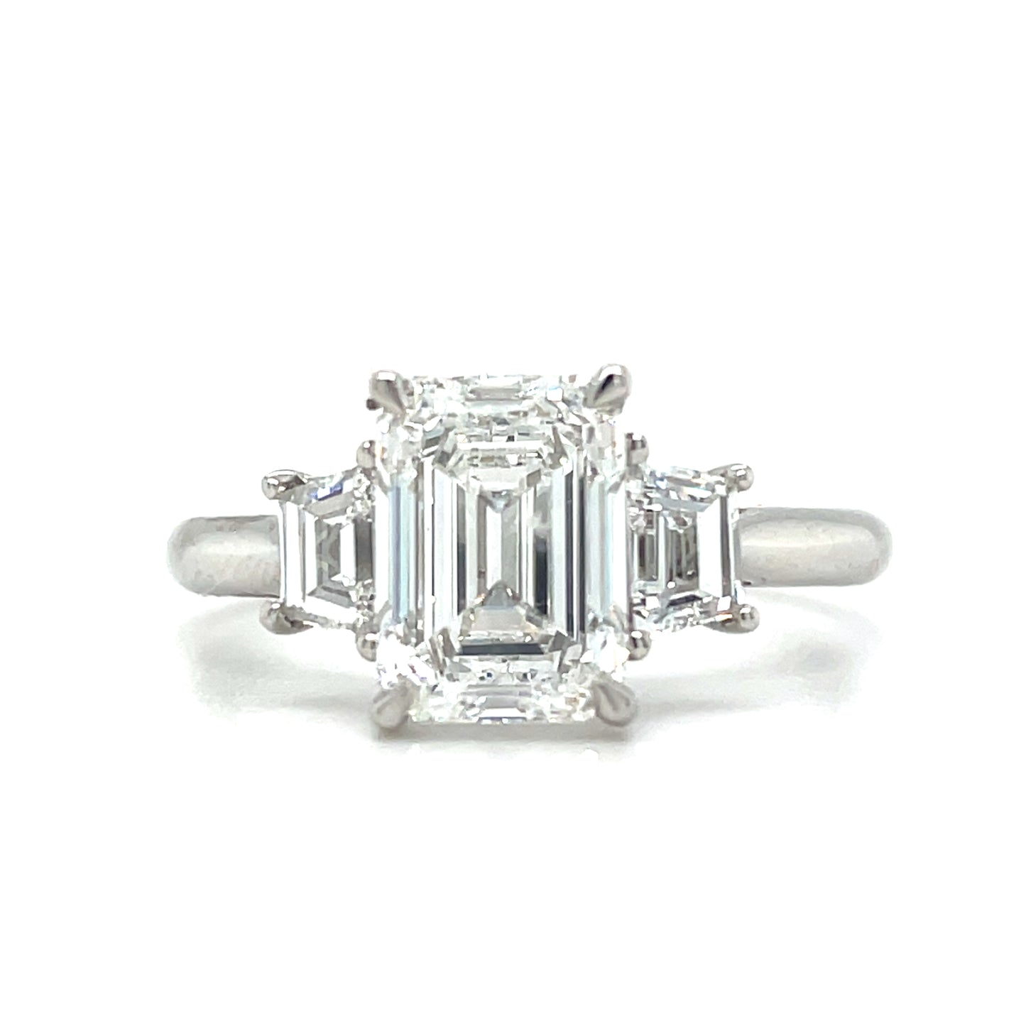 Platinum Emerald Cut Solitaire Sultured Ring with Trapezium Cultured Diamond Shoulders 3.58ct
