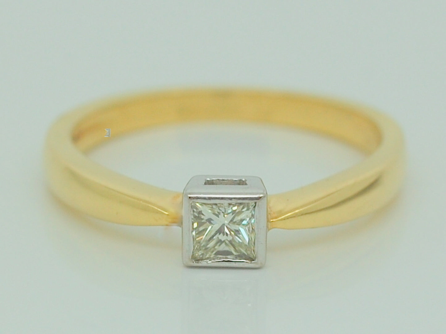 18ct Princess Cut Solitaire Diamond Ring .25ct