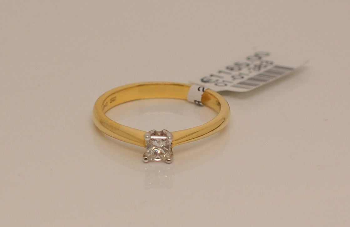 18ct Princess Cut Solitaire Diamond Ring .25ct