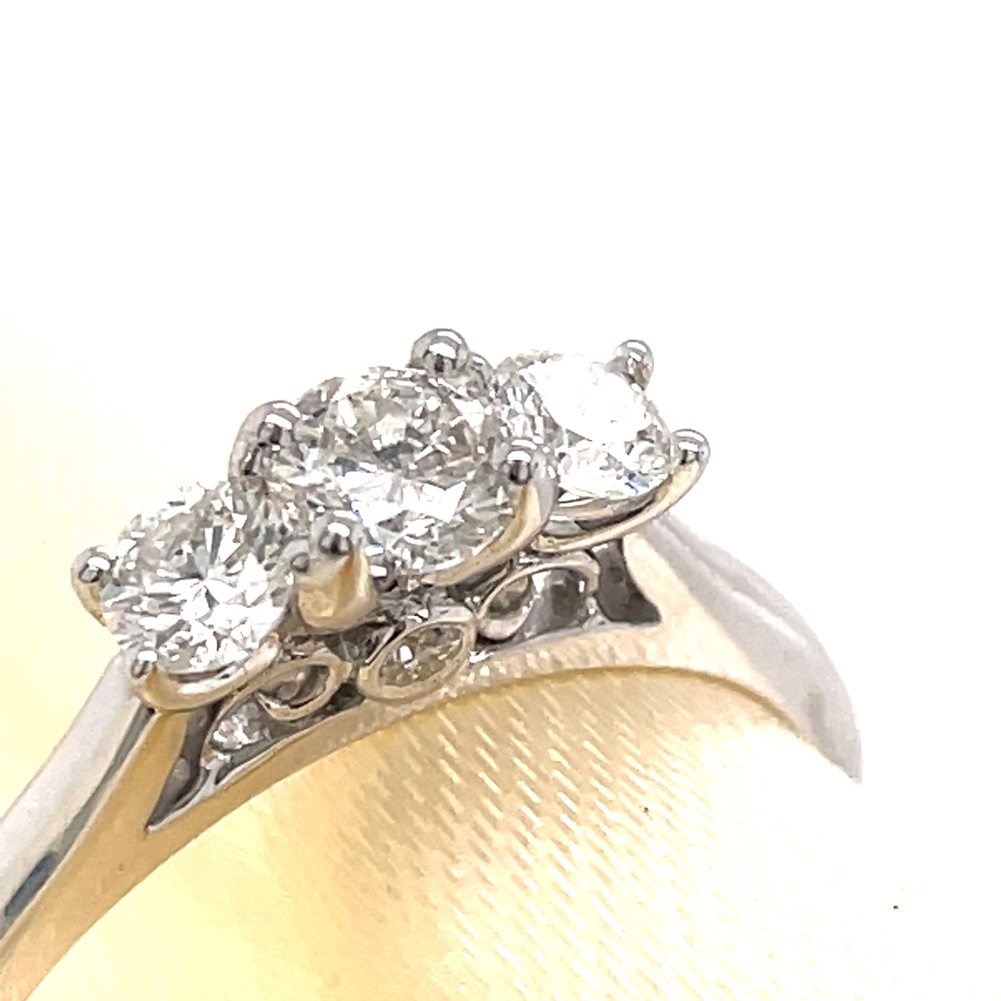 9ct White Gold Three Stone Graduated Diamond Ring .50ct