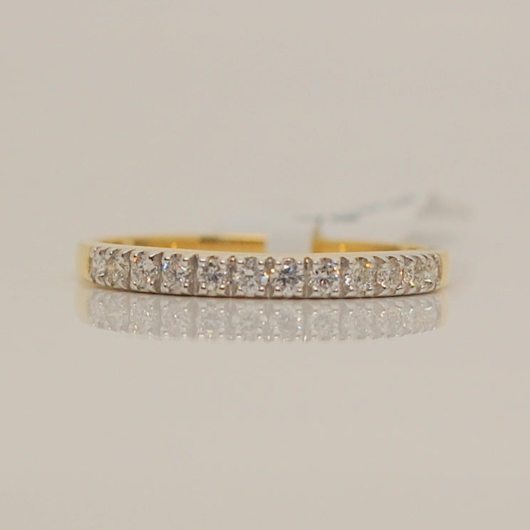 18ct Twelve Stone Eternity .20ct Diamond Ring