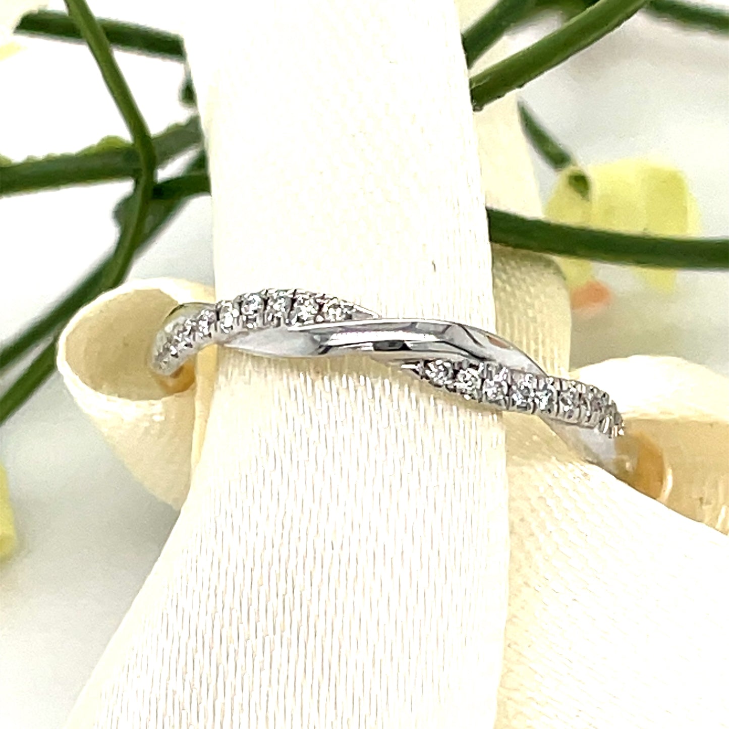 9ct Gold Twist Band Diamond Ring With White Claws .12ct