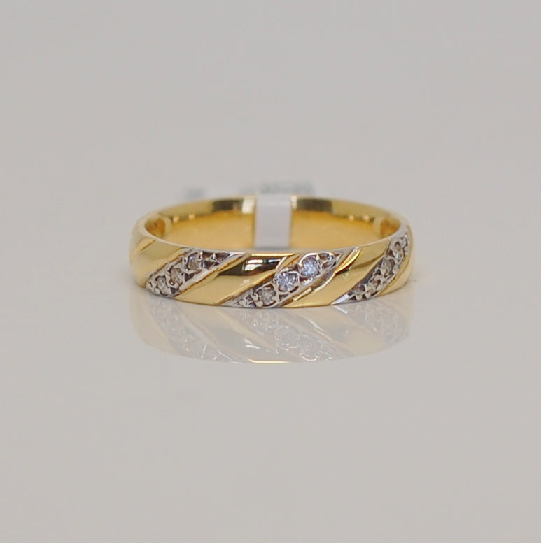 18ct Yellow Gold Diamond Cut Diamond Wedding Band