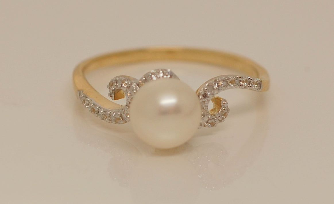 9ct Yellow Gold Pearl & Cubic Zirconia Dress Ring