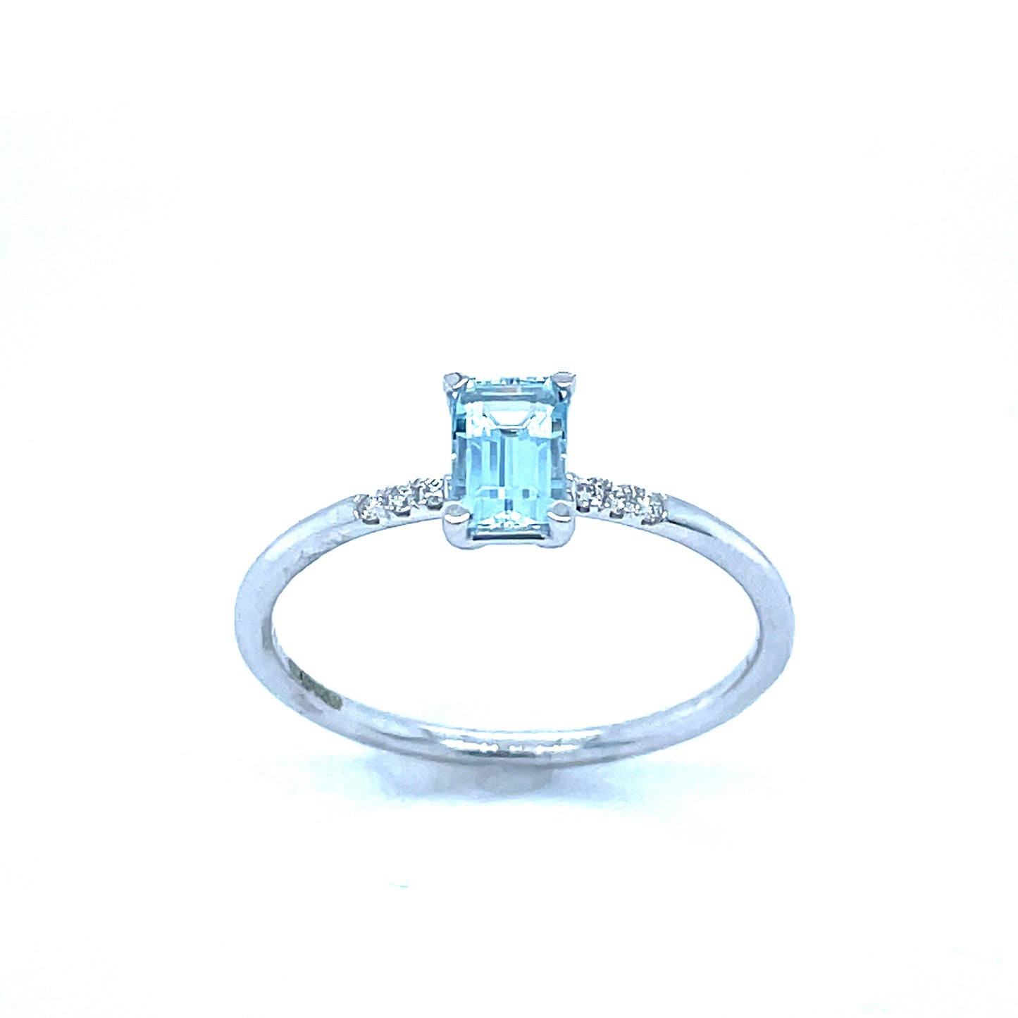 9CT WHITE GOLD EMERALD CUT AQUAMARINE AND DIAMOND RING .03CT