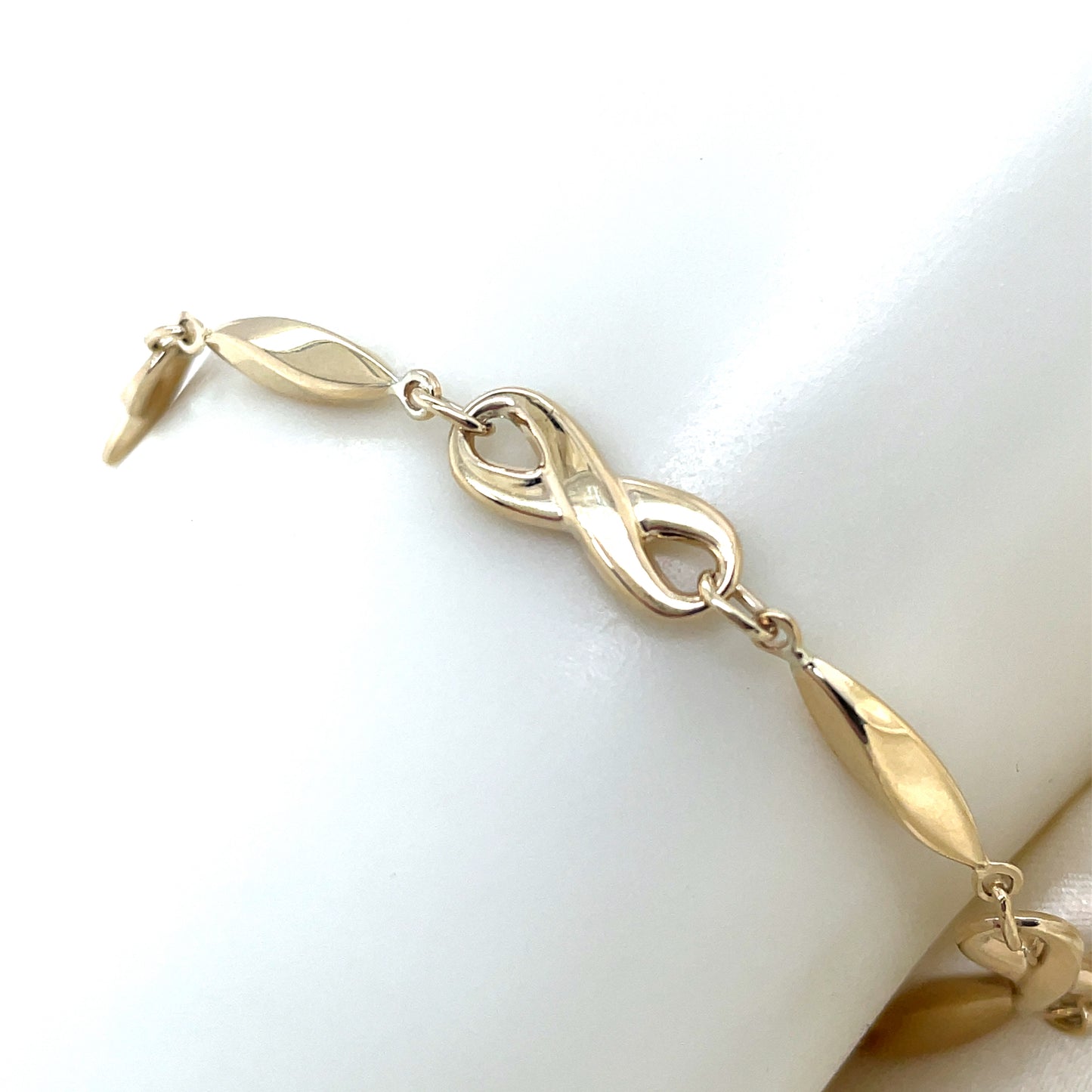 9ct Infinity and Flat Twist Link Bracelet