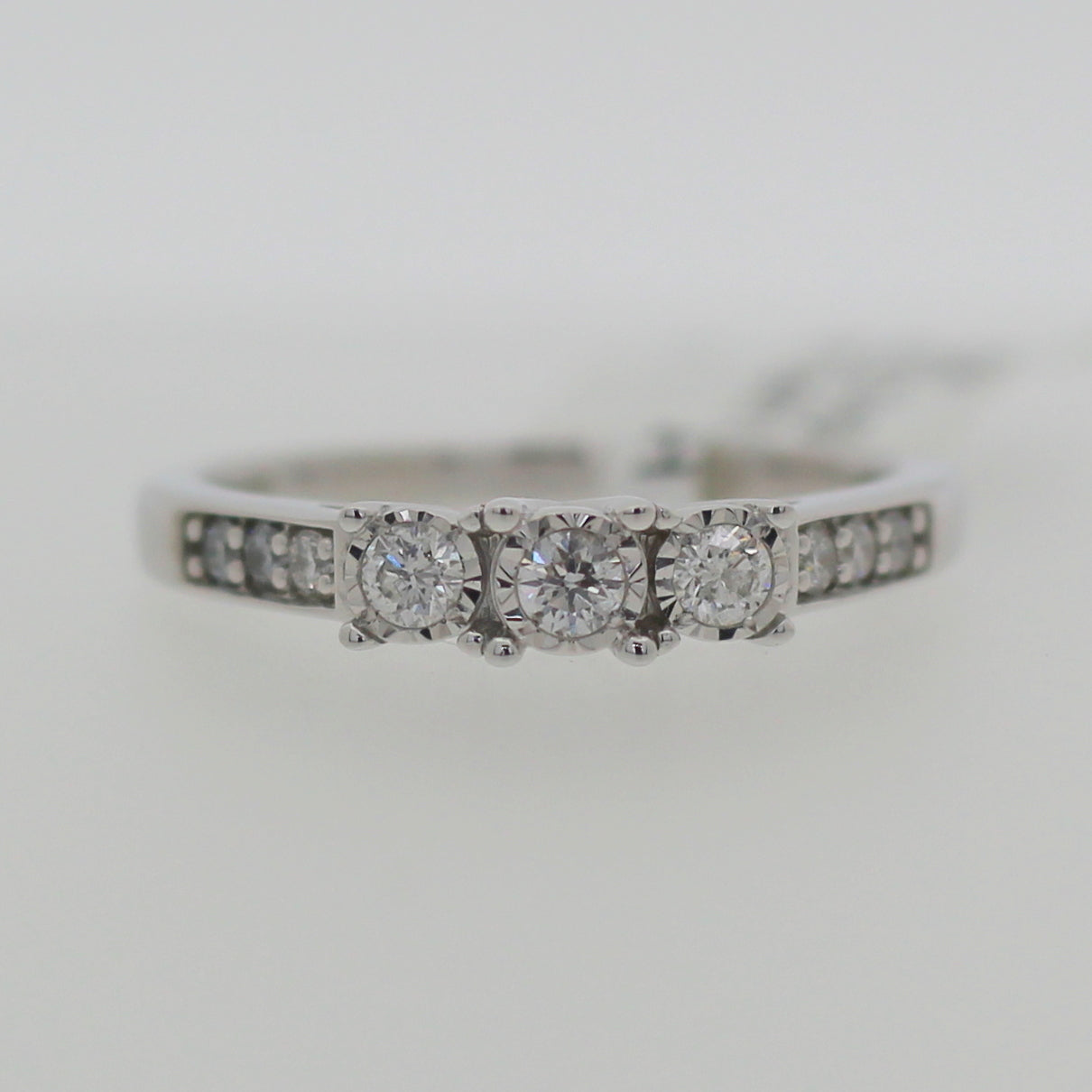 9ct White Gold 3stone Diamond Ring With Diamond Shoulders .25ct